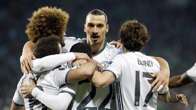 Zlatan Ibrahimovic se spoluhráči z Manchesteru United oslavují vítězný gól proti AS St. Étienne. Zlatan Ibrahimovic se spoluhráči z Manchesteru United oslavují vítězný gól proti AS St. Étienne.