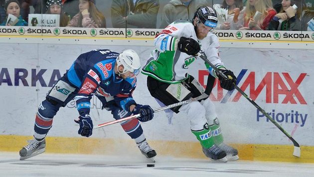 Dávid Skokan z Chomutova (vlevo) a David Štich z Boleslavi v souboji během čtvrtého zápasu předkola play off hokejové extraligy. Dávid Skokan z Chomutova (vlevo) a David Štich z Boleslavi v souboji během čtvrtého zápasu předkola play off hokejové extraligy.
