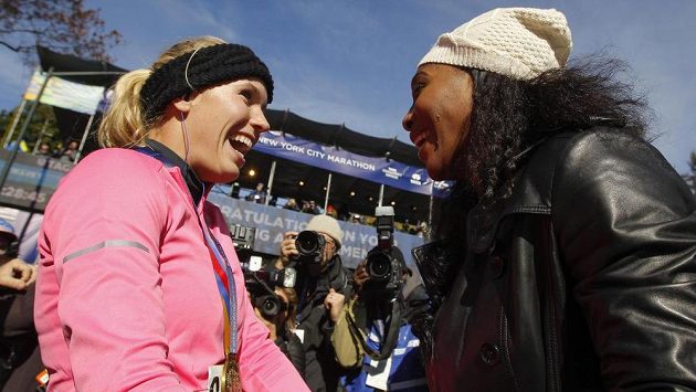 Caroline Wozniacká (vlevo) přijímá gratulace k zvládnutému maratónu od své tenisové kolegyně Sereny Williamsové. Caroline Wozniacká (vlevo) přijímá gratulace k zvládnutému maratónu od své tenisové kolegyně Sereny Williamsové.