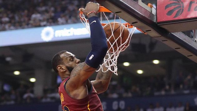 LeBron James ve druhém utkání proti Torontu. LeBron James ve druhém utkání proti Torontu.