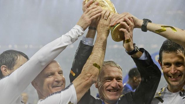Trenér Francie Didier Deschamps zvedá pohár nad hlavu. Trenér Francie Didier Deschamps zvedá pohár nad hlavu.