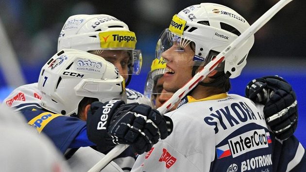 Plzeňští hokejisté slaví gól Plzeňští hokejisté slaví gól