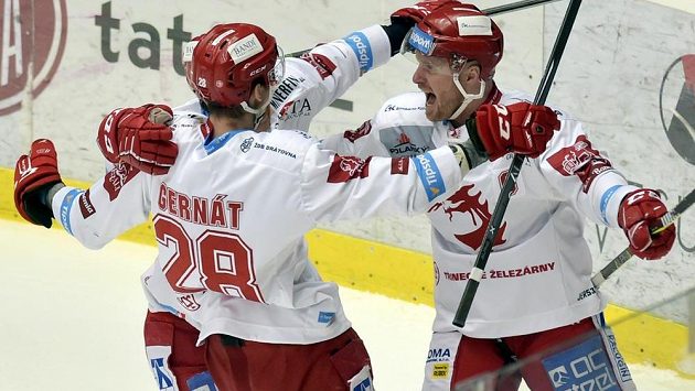 Třinečtí hokejisté se radují z prvního gólu. Zleva Martin Gernát a autor branky Martin Adamský. Třinečtí hokejisté se radují z prvního gólu. Zleva Martin Gernát a autor branky Martin Adamský.