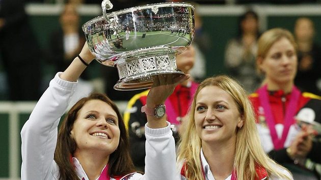 Lucie Šafářová zvedá trofej pro vítězky Fed Cupu, vedle ní Petra Kvitová. Obě hráčky budou v Kanadě chybět. Lucie Šafářová zvedá trofej pro vítězky Fed Cupu, vedle ní Petra Kvitová. Obě hráčky budou v Kanadě chybět.