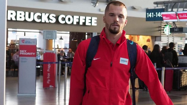 Běžec Jakub Holuša teď na letištích tráví spoustu času. Běžec Jakub Holuša teď na letištích tráví spoustu času.