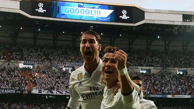 Oslava Realu Madrid. Cristiano Ronaldo slaví svůj gól v semifinále Ligy mistrů s Atlétikem. Parťáka mu dělá kapitán Sergio Ramos. Oslava Realu Madrid. Cristiano Ronaldo slaví svůj gól v semifinále Ligy mistrů s Atlétikem. Parťáka mu dělá kapitán Sergio Ramos.