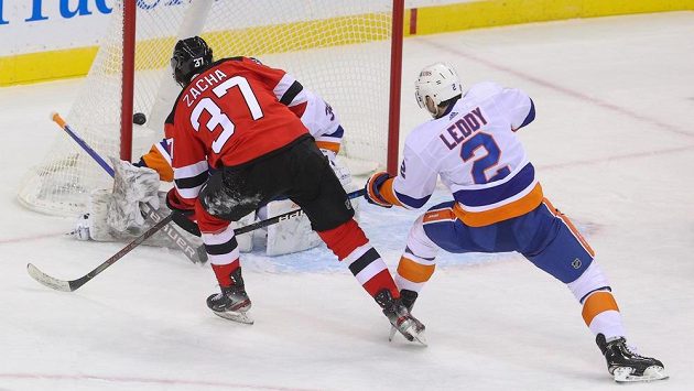 Český hokejista v dresu New Jersey Devils Pavel Zacha (37) překonává brankáře New Yorku Islanders Ilju Sorokina (30). Český hokejista v dresu New Jersey Devils Pavel Zacha (37) překonává brankáře New Yorku Islanders Ilju Sorokina (30).