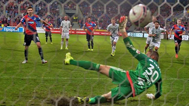 Michal Ďuriš z Plzně proměňuje penaltu proti Olomouci. Michal Ďuriš z Plzně proměňuje penaltu proti Olomouci.
