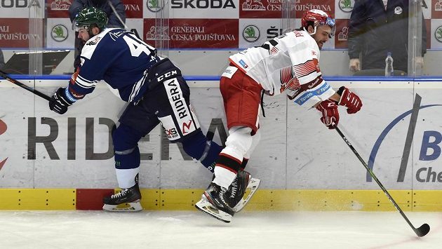 Zleva Roman Polák z Vítkovic a Jeremie Blain z Hradce Králové. Zleva Roman Polák z Vítkovic a Jeremie Blain z Hradce Králové.