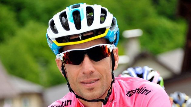 Cyklista Vincenzo Nibali udržel průběžné vedení na Giro d´Italia. Cyklista Vincenzo Nibali udržel průběžné vedení na Giro d´Italia.