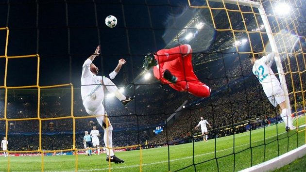 Inkriminovaný moment. Stoper Realu Madrid Sergio Ramos zasahuje míč rukou za letícím brankářem Keylorem Navasem. Měla být penalta? Inkriminovaný moment. Stoper Realu Madrid Sergio Ramos zasahuje míč rukou za letícím brankářem Keylorem Navasem. Měla být penalta?