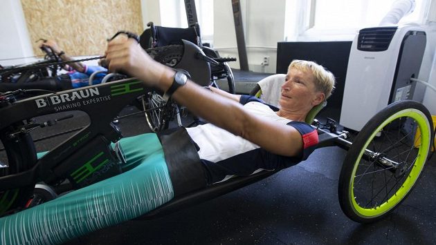 Handbikerka Kateřina Antošová se na japonské klima chystala ve speciálně upravené posilovně v centru Prahy. Handbikerka Kateřina Antošová se na japonské klima chystala ve speciálně upravené posilovně v centru Prahy.