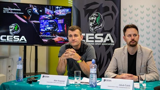 V Ostravě se představila nová asociace elektronických sportů Czech Electronic Sport Association (CESA). Chce sdružit hráče, týmy, organizátory, esportovní i sportovní asociace. Zleva jsou viceprezidenti CESA Alan Ilczyszyn a Jakub Čubík. V Ostravě se představila nová asociace elektronických sportů Czech Electronic Sport Association (CESA). Chce sdružit hráče, týmy, organizátory, esportovní i sportovní asociace. Zleva jsou viceprezidenti CESA Alan Ilczyszyn a Jakub Čubík.