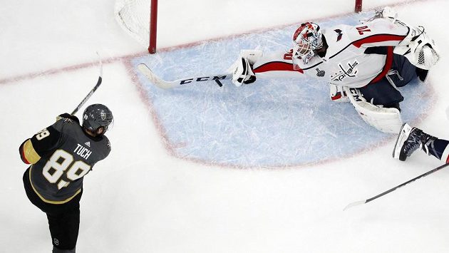 Zákrok brankáře Washingtonu Capitals Bradena Holtbyho proti střele Alexe Tucha z Vegas. Zákrok brankáře Washingtonu Capitals Bradena Holtbyho proti střele Alexe Tucha z Vegas.