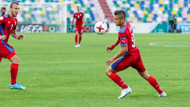 Ondřej Lingr (vpravo) zpracovává míč v semifinále proti Anglii. Ondřej Lingr (vpravo) zpracovává míč v semifinále proti Anglii.