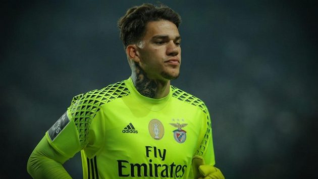 Brankář Ederson Moraes definitivně přestoupil z Benfiky do Manchesteru City. Brankář Ederson Moraes definitivně přestoupil z Benfiky do Manchesteru City.