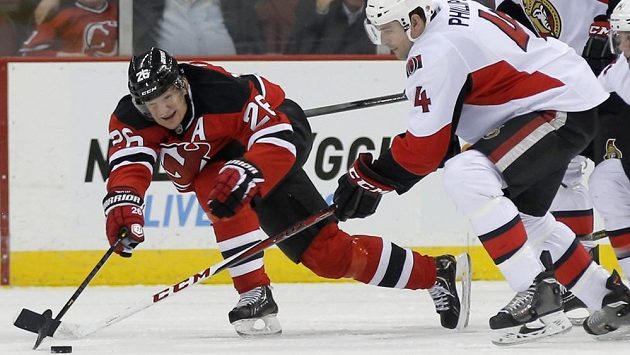 Patrik Eliáš (vlevo) v dresu New Jersey v utkání NHL proti Ottawě bojuje o puk s Chrisem Phillipsem. Patrik Eliáš (vlevo) v dresu New Jersey v utkání NHL proti Ottawě bojuje o puk s Chrisem Phillipsem.