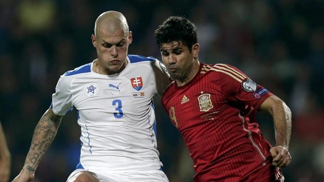 Martin Škrťel ze Slovenska (vlevo) si kryje míč před útočníkem Španělska Diegem Costou. Martin Škrťel ze Slovenska (vlevo) si kryje míč před útočníkem Španělska Diegem Costou.