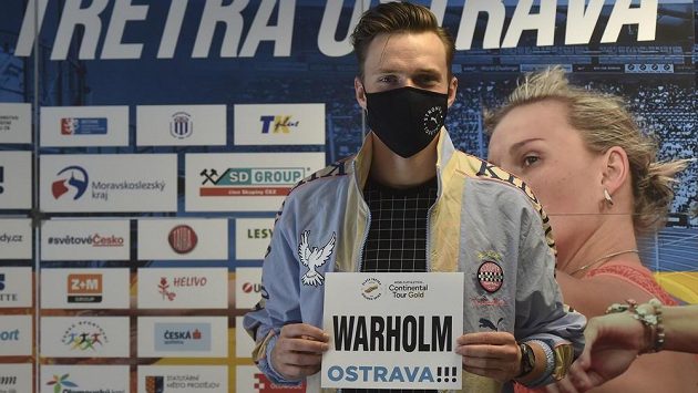 Norský překážkář Karsten Warholm ukazuje svoji jmenovku před mítinkem Zlatá tretra. Norský překážkář Karsten Warholm ukazuje svoji jmenovku před mítinkem Zlatá tretra.