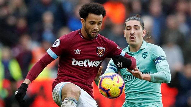 Hector Bellerín z Arsenalu (vpravo) a Felipe Anderson z West Hamu. Hector Bellerín z Arsenalu (vpravo) a Felipe Anderson z West Hamu.