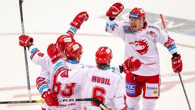 Hráči Třince se radují z druhého gólu proti Mountfieldu Hradec Králové, zleva Guntis Galvinš, střelec Martin Adamský, David Musil a Aron Chmielewski. Hráči Třince se radují z druhého gólu proti Mountfieldu Hradec Králové, zleva Guntis Galvinš, střelec Martin Adamský, David Musil a Aron Chmielewski.