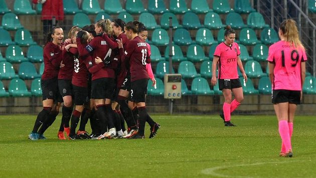 Hráčky Sparty se radují z gólu proti Glasgow v Lize mistryň. Hráčky Sparty se radují z gólu proti Glasgow v Lize mistryň.