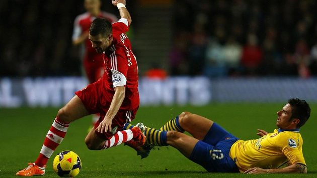 Olivier Giroud (vpravo) z Arsenalu v souboji s Morganem Schneiderlinem ze Southamptonu. Olivier Giroud (vpravo) z Arsenalu v souboji s Morganem Schneiderlinem ze Southamptonu.