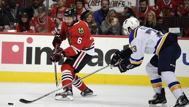 Michal Kempný (vlevo) z Chicaga je bráněn Kennym Agostinem ze St. Louis. Michal Kempný (vlevo) z Chicaga je bráněn Kennym Agostinem ze St. Louis.
