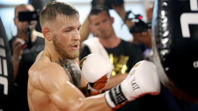 Conor McGregor trénuje ve společnosti novinářů v Las Vegas. Conor McGregor trénuje ve společnosti novinářů v Las Vegas.