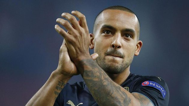 Ofenzivní fotbalista Arsenalu Theo Walcott je rád, když má Petra Čecha za zády. Ofenzivní fotbalista Arsenalu Theo Walcott je rád, když má Petra Čecha za zády.