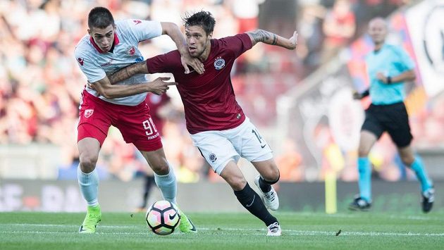 Václav Kadlec ze Sparty Praha a Vujadin Savič z Crvene zvezdy v loňské kvalifikaci Evropské ligy. Václav Kadlec ze Sparty Praha a Vujadin Savič z Crvene zvezdy v loňské kvalifikaci Evropské ligy.
