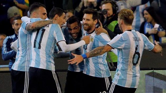 Fotbalisté Argentiny oslavují jediný gól v utkání. Fotbalisté Argentiny oslavují jediný gól v utkání.
