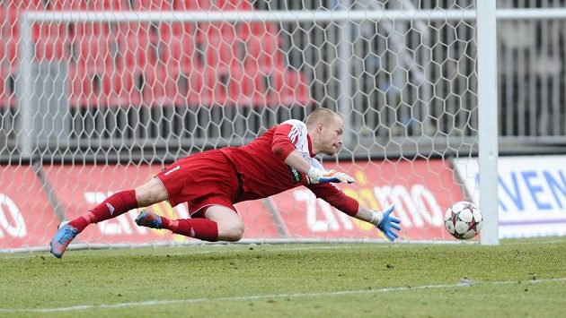 Brankář Znojma Vlastimil Hrubý v akci v zápase s Jihlavou. Brankář Znojma Vlastimil Hrubý v akci v zápase s Jihlavou.