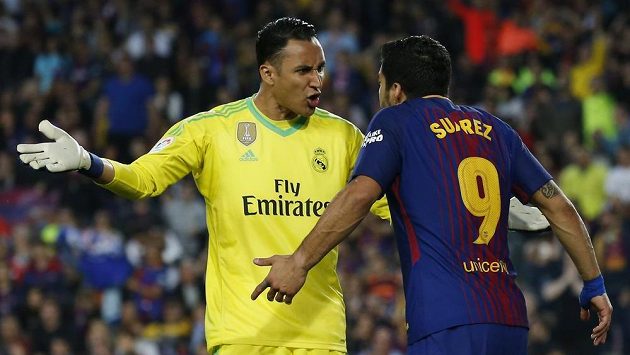 Brankář Realu Keylor Navas si bouřlivě vyměňuje názory s útočníkem Barcelony Luise Suárezem při EL Clásiku. Oba dva se mohou potkat i na MS. Brankář Realu Keylor Navas si bouřlivě vyměňuje názory s útočníkem Barcelony Luise Suárezem při EL Clásiku. Oba dva se mohou potkat i na MS.