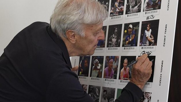 Tenista Jan Kodeš se podepisuje při představení poštovních známek Tenis 2021. Na 25 známkách jsou podle počtu účastí vyobrazeni nejúspěšnější hráči v Davisově poháru a Fed Cupu (dnešním Poháru Billie Jean Kingové). Tenista Jan Kodeš se podepisuje při představení poštovních známek Tenis 2021. Na 25 známkách jsou podle počtu účastí vyobrazeni nejúspěšnější hráči v Davisově poháru a Fed Cupu (dnešním Poháru Billie Jean Kingové).