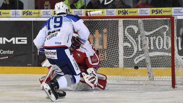 Silvester Kusko z Brna dává vítězný gól ze samostatného nájezdu v utkání s Olomoucí. Silvester Kusko z Brna dává vítězný gól ze samostatného nájezdu v utkání s Olomoucí.