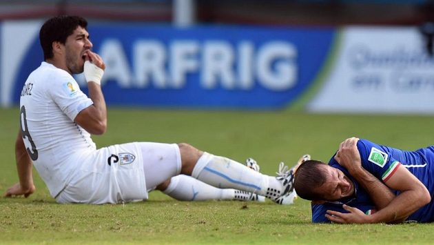 Luis Suárez krátce poté, co na světovém šampionátu v Brazílii pokousal italského obránce Giorgia Chielliniho (vpravo). Luis Suárez krátce poté, co na světovém šampionátu v Brazílii pokousal italského obránce Giorgia Chielliniho (vpravo).
