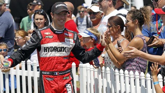 Francouzský pilot Sébastien Bourdais se tři měsíce po hrozivé havárii v Indianapolis nečekaně už tento týden vrátí k závodění. Francouzský pilot Sébastien Bourdais se tři měsíce po hrozivé havárii v Indianapolis nečekaně už tento týden vrátí k závodění.