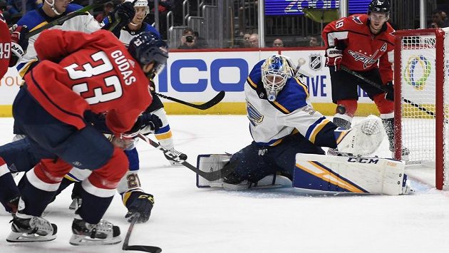 Obránce Washingtonu Capitals Radko Gudas (33) střílí gól do sítě St. Louis Blues. Brankář Jordan Binnington (50) neměl nárok. Obránce Washingtonu Capitals Radko Gudas (33) střílí gól do sítě St. Louis Blues. Brankář Jordan Binnington (50) neměl nárok.