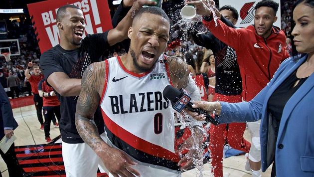 Basketbalistům Portlandu vystřílel rozhodující výhru nad Oklahomou 118:115 Damien Lillard, který dal 50 bodů včetně dalekonosné vítězné trojky. Basketbalistům Portlandu vystřílel rozhodující výhru nad Oklahomou 118:115 Damien Lillard, který dal 50 bodů včetně dalekonosné vítězné trojky.