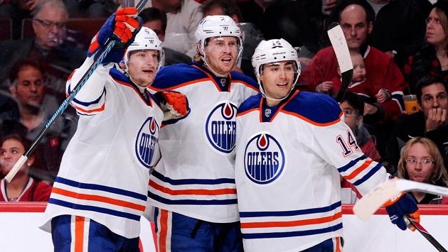 Hokejisté Edmontonu Oilers slaví gól Ladislava Šmída (vlevo) na ledě Montrealu. Hokejisté Edmontonu Oilers slaví gól Ladislava Šmída (vlevo) na ledě Montrealu.