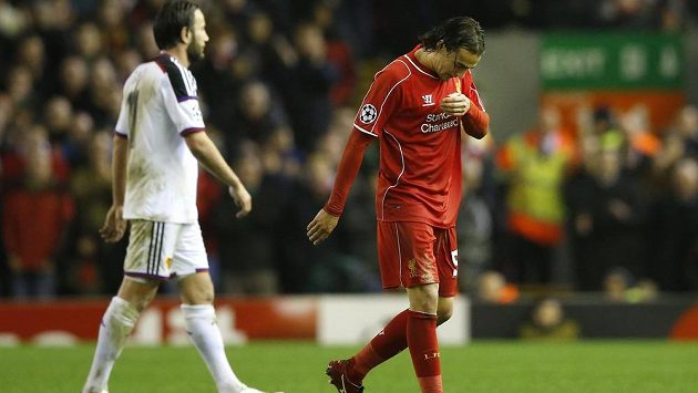 Liverpoolský Lazar Markovič opouští hřiště po vyloučení v utkání Ligy mistrů proti Basileji. Liverpoolský Lazar Markovič opouští hřiště po vyloučení v utkání Ligy mistrů proti Basileji.