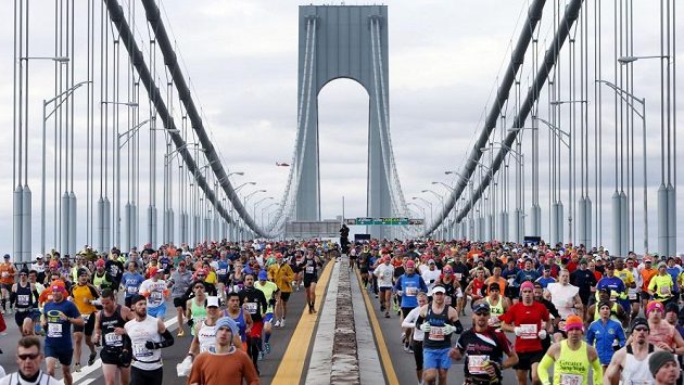 Účastníci Newyorského maratonu na mostě Verrazano-Narrows Bridge. Účastníci Newyorského maratonu na mostě Verrazano-Narrows Bridge.