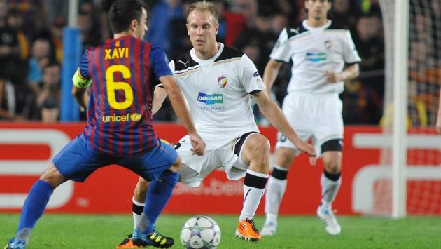 Kapitán Barcelony Xavi se snaží obehrát plzeňského záložníka Daniela Koláře v zápase Ligy mistrů v říjnu 2011 na Camp Nou. Kapitán Barcelony Xavi se snaží obehrát plzeňského záložníka Daniela Koláře v zápase Ligy mistrů v říjnu 2011 na Camp Nou.