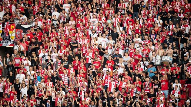 Fanoušci Slavie na tribuně Jih během utkání s Olomoucí. Fanoušci Slavie na tribuně Jih během utkání s Olomoucí.