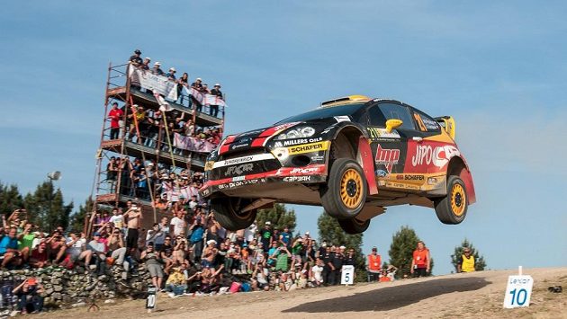 Martin Prokop s Fordem Fiesta WRC na slavném skoku při Italské rallye na Sardínii (ilustrační foto). Martin Prokop s Fordem Fiesta WRC na slavném skoku při Italské rallye na Sardínii (ilustrační foto).