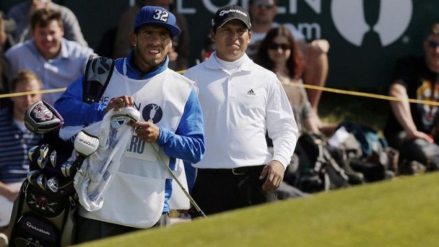 Carlos Tévez v roli nosiče holí golfisty Andrese Romera na British Open. Carlos Tévez v roli nosiče holí golfisty Andrese Romera na British Open.