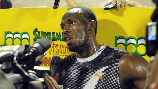 Usain Bolt hovoří s novináři. Usain Bolt hovoří s novináři.