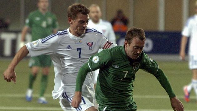 Irský fotbalista Aiden McGeady (v zeleném) v souboji s Frodim Benjaminsenem z Faerských ostrovů. Irský fotbalista Aiden McGeady (v zeleném) v souboji s Frodim Benjaminsenem z Faerských ostrovů.