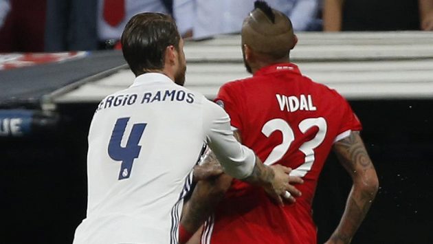 Obránce Realu Sergio Ramos popohání vyloučeného Artura Vidala k odchodu ze hřiště. Obránce Realu Sergio Ramos popohání vyloučeného Artura Vidala k odchodu ze hřiště.